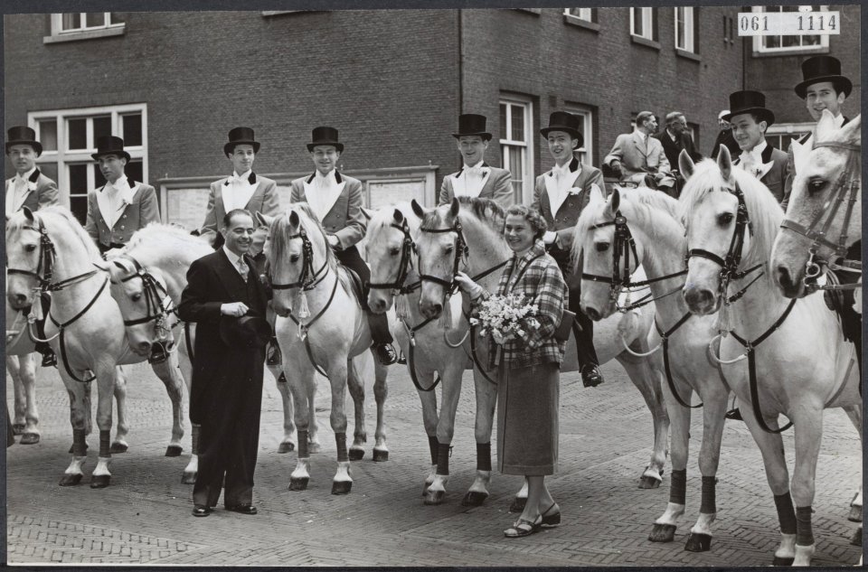Mej Vermeyden, hogeschoolrijdster van het circus Kavaljos trad in het huwelijk m, Bestanddeelnr 061-1114