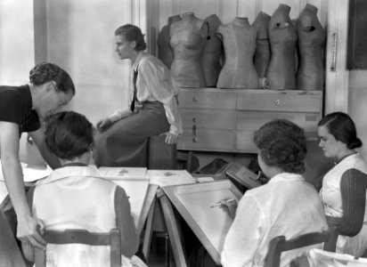 Meisjes aan het modeltekenen op de modevakschool in München, Bestanddeelnr 190-1369