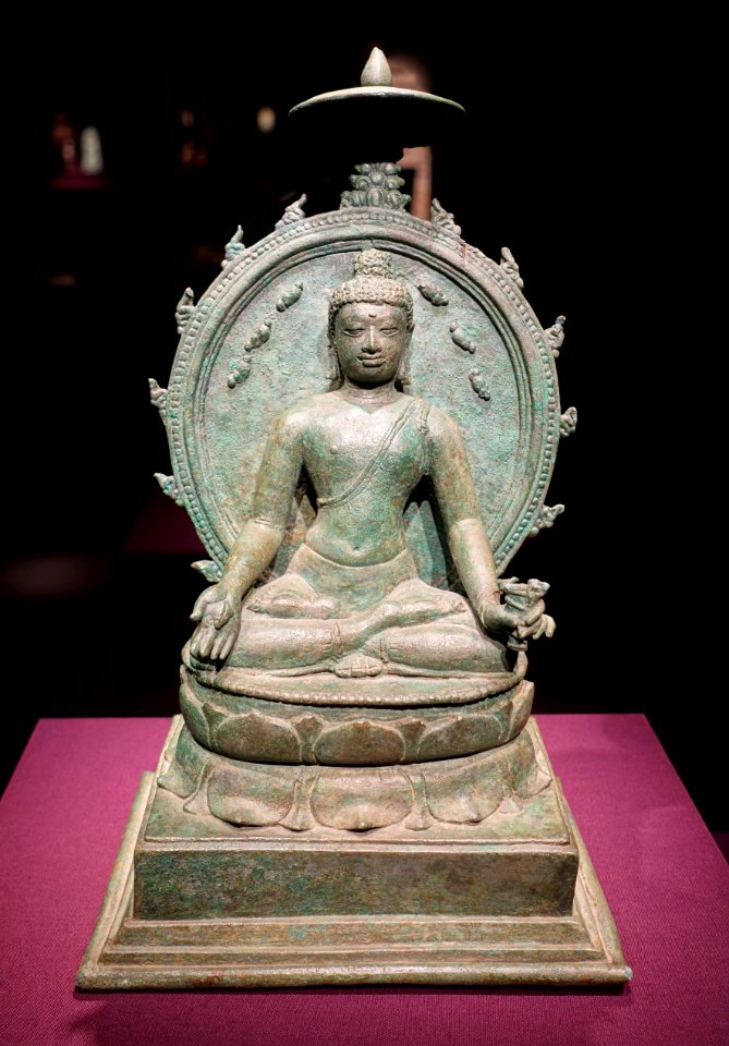 Medicine buddha Bhaishajyaguru, Indonesia, central Java, 700s-800s AD, high tin bronze - Arthur M. Sackler Gallery - DSC05112