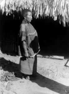Medicinkvinna (kvinnlig nele). Hon har utom näsring även stora örhängen av guld. San Blas. Panama - SMVK - 004416