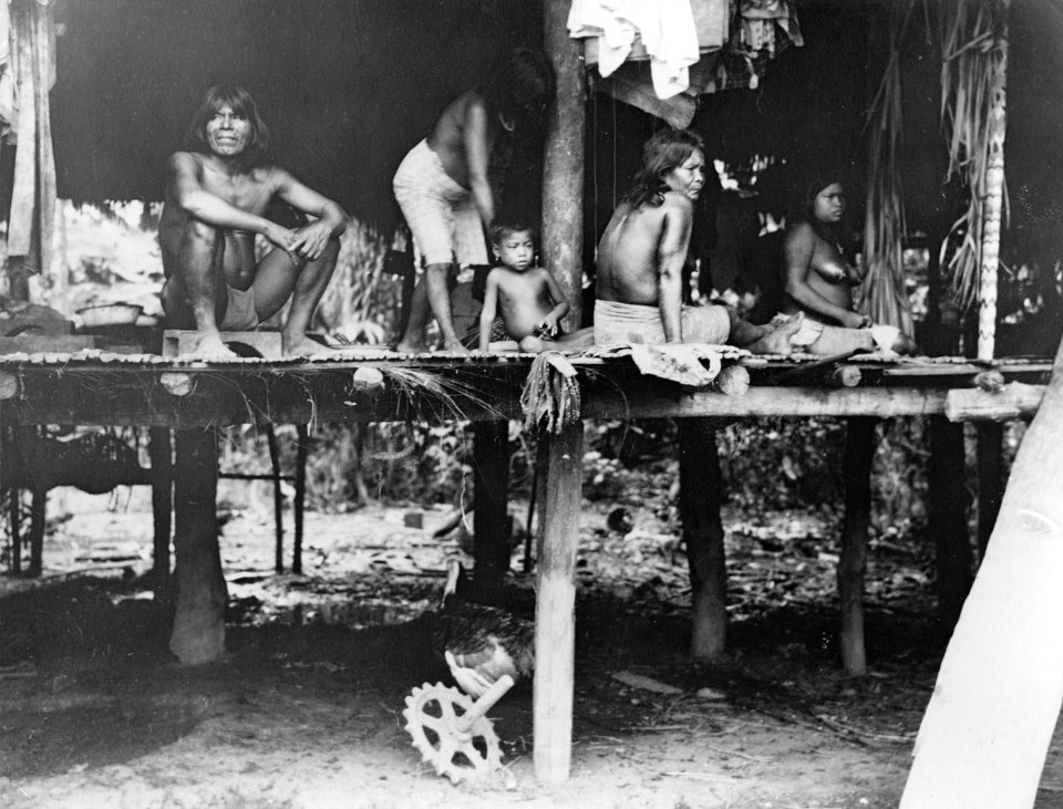 Medicinmannen Selimo med fru och anförvanter. Sambú River, Darién. Panama - SMVK - 004114