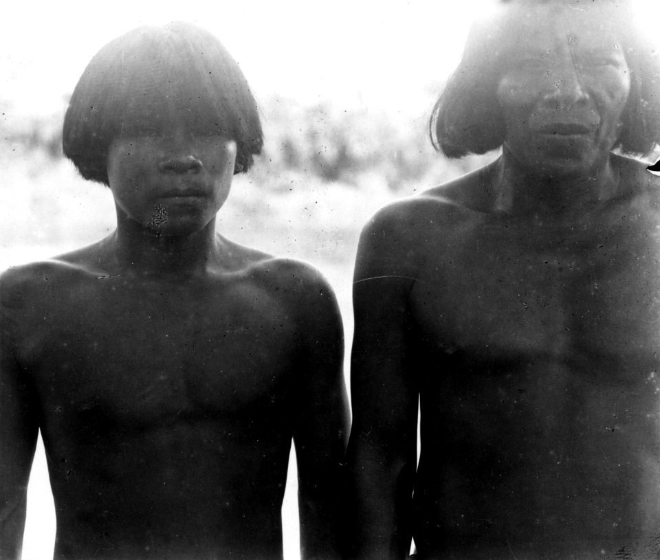 Medicinmannen Selimo och hans son. Sambú River, Darién. Panama - SMVK - 004102
