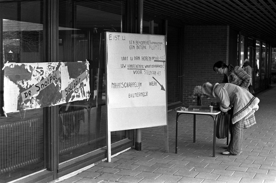 Medische en sociale staf in Bijlmermeer in staking, handtekeningen worden verzam, Bestanddeelnr 926-1958
