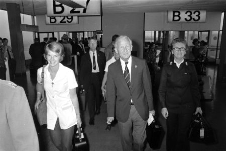 Medisch team van het Nederlands Rode Kruis terug uit Bangla Desh op Schiphol aa, Bestanddeelnr 925-4048