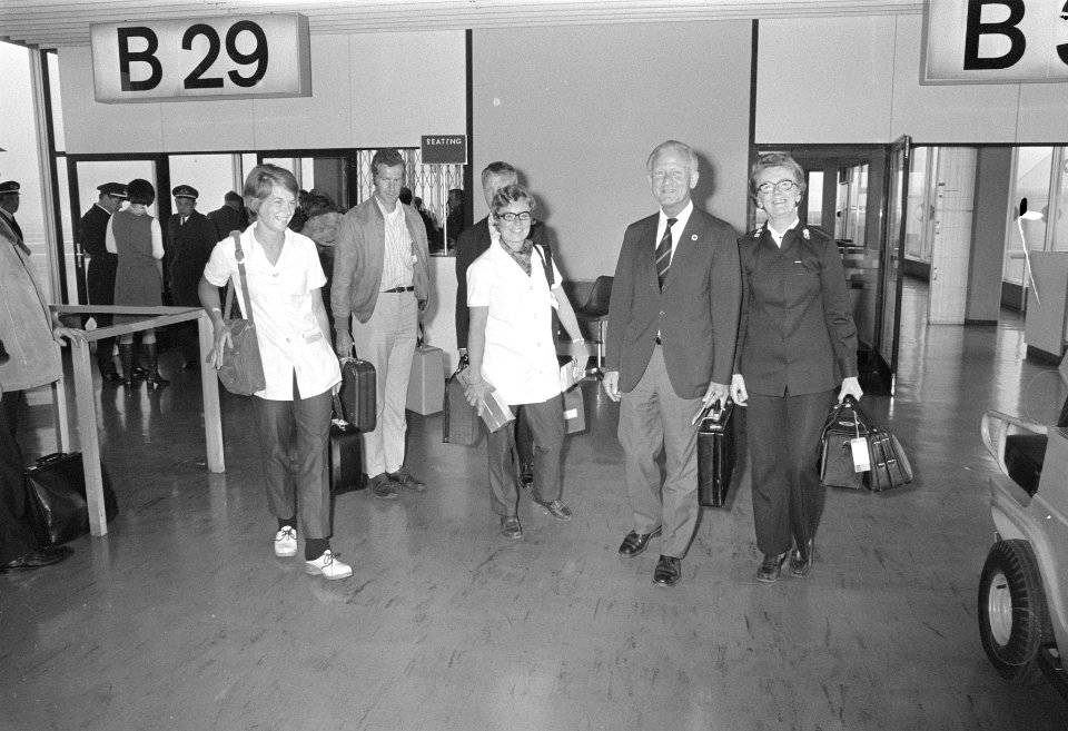 Medisch team van het Nederlands Rode Kruis terug uit Bangla Desh op Schiphol, Bestanddeelnr 925-4050