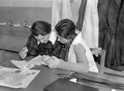 Meisjes etend en lezend op de modevakschool in München, Bestanddeelnr 190-1370