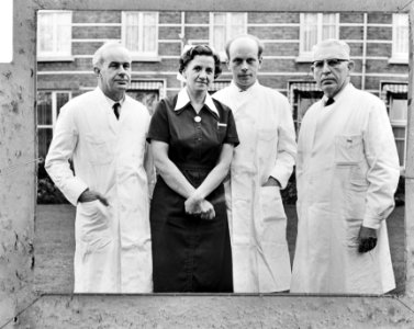 Medisch team voor prinses Beatrix , v.l.n.r. J. Drukker C. L. van Beusekom , G. , Bestanddeelnr 920-2675