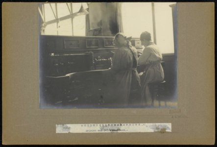 Meisjes aan de polijstmachines, Bestanddeelnr 256-1587