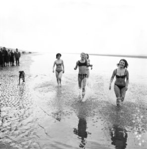 Meisjes in bikini in zee te Zandvoort, Bestanddeelnr 917-5085