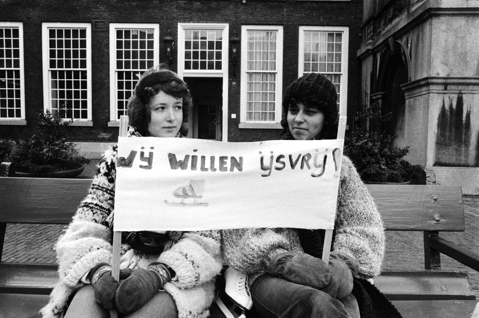 Meisjes demonstreren op het Binnenhof voor ijsvrij, Bestanddeelnr 932-5742