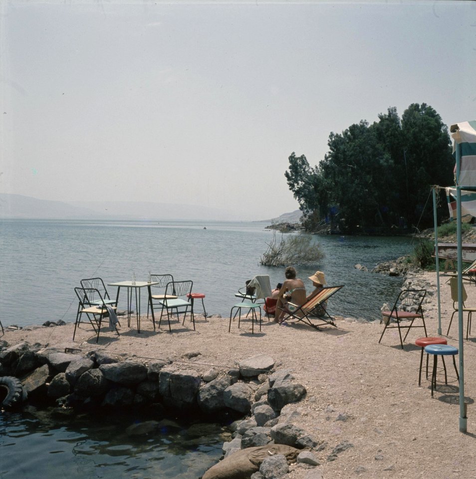 Meer van Tiberias Recreanten aan de over van het meer Op de wallekant tafels, , Bestanddeelnr 255-9277