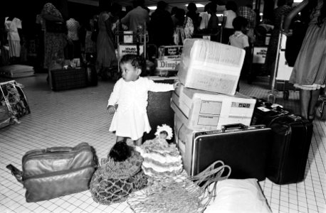 Meisje wacht bij de bagage, Bestanddeelnr 930-9653