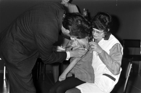 Meisje wordt ingeënt, Bestanddeelnr 924-3579