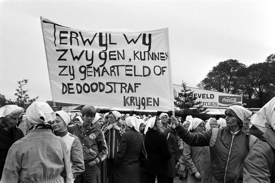 Meegedragen spandoek met tekst, Bestanddeelnr 931-7429