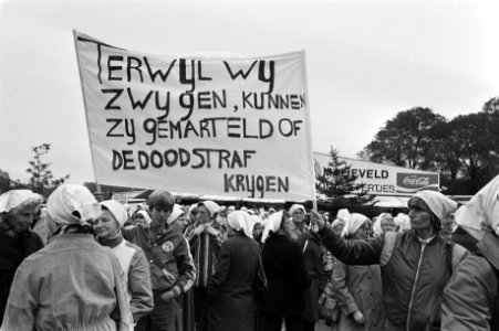 Meegedragen spandoek met tekst, Bestanddeelnr 931-7429