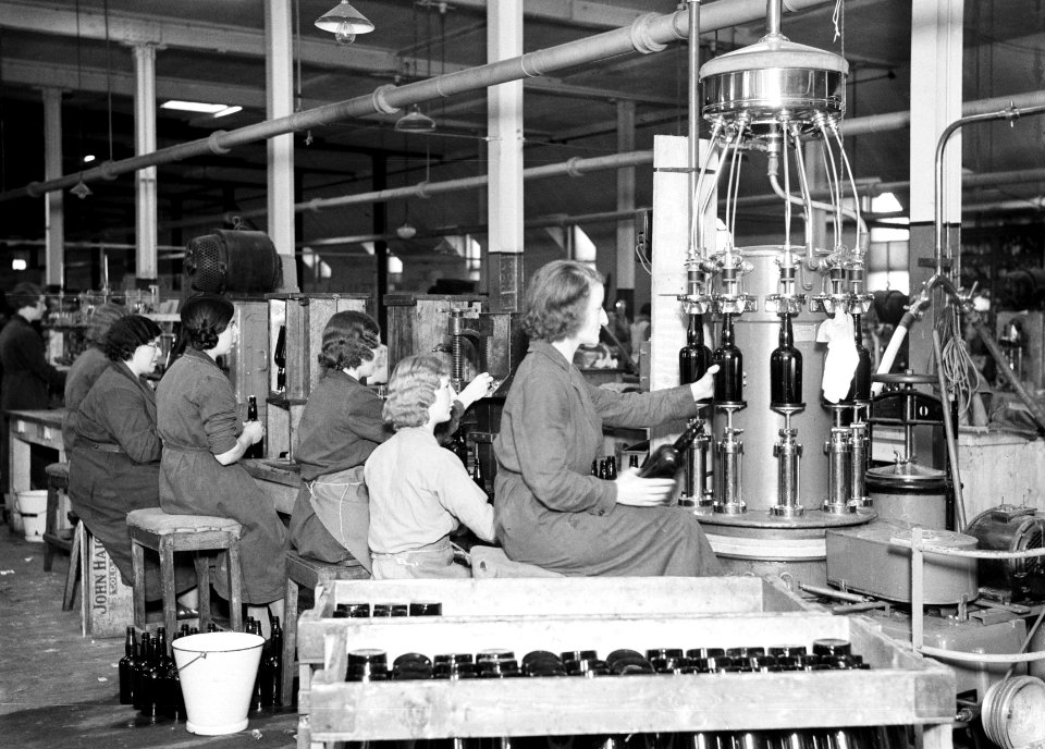 Meisjes aan de machine vullen flessen met whisky, Bestanddeelnr 252-1278