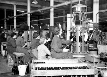 Meisjes aan de machine vullen flessen met whisky, Bestanddeelnr 252-1278