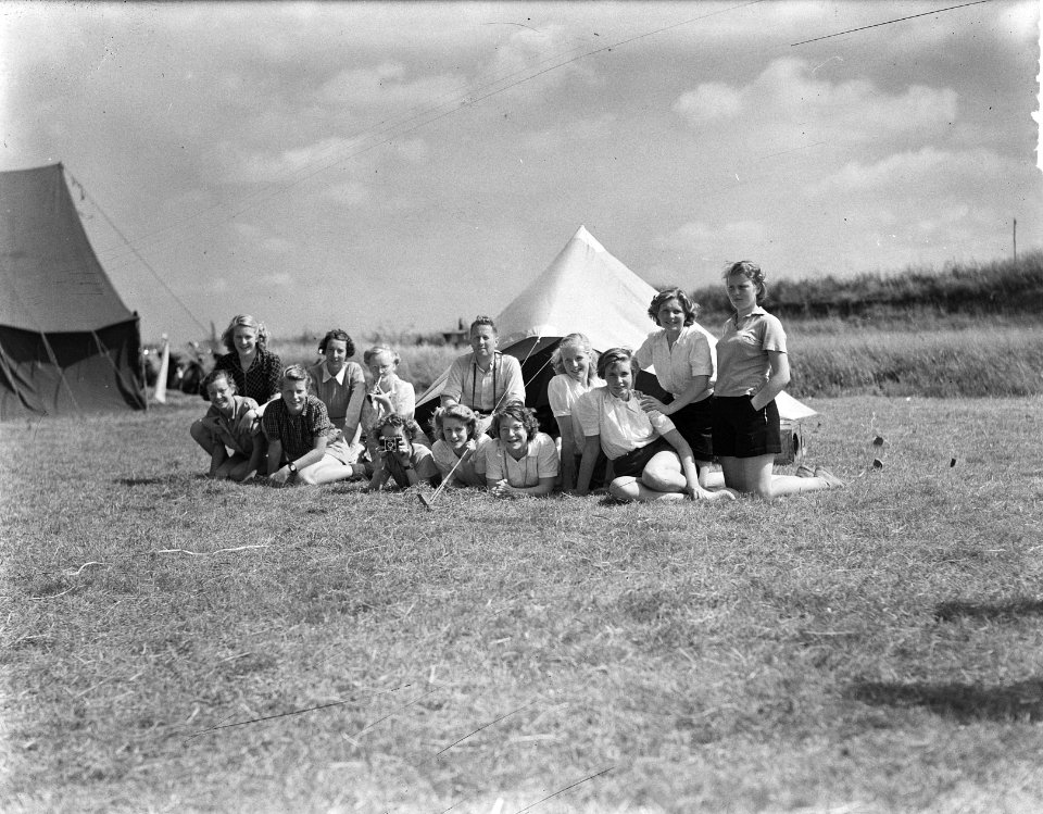 Meisjes en leiding poseren. Een neemt een foto, Bestanddeelnr 904-0916