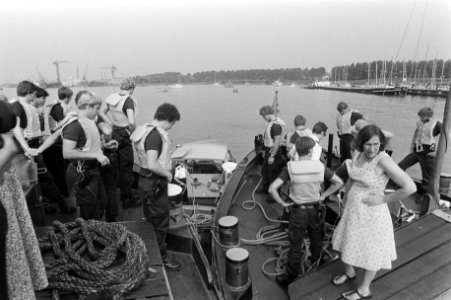 ME-ers op binnenvaartschepen schippersvrouw kijkt toe, Bestanddeelnr 931-6252