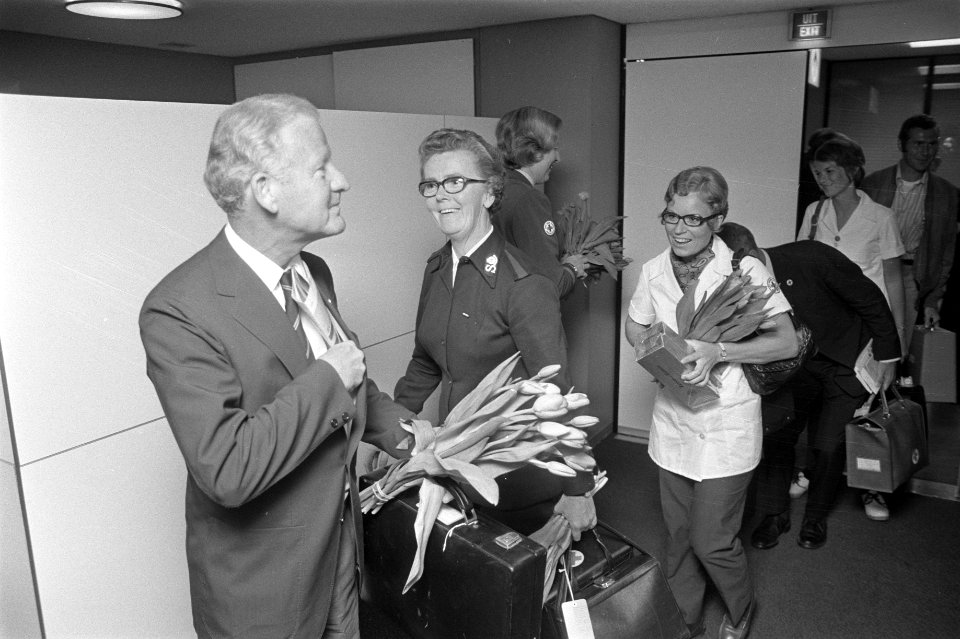 Medisch team van het Nederlands Rode Kruis terug uit Bangla Desh op Schiphol, Bestanddeelnr 925-4049