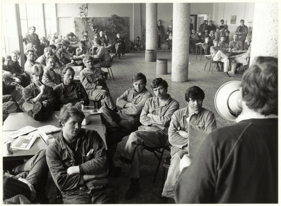 Mekog kantine. Acties van het personeel i.v.m. CAO-overleg met Hoogovens. NL-HlmNHA 54015673