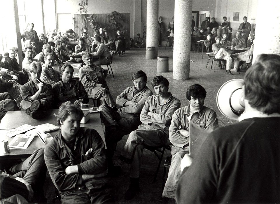 Mekog kantine, akties i.v.m. C.A.O. overleg Hoogovens. Geschonken in 1986 door United Phtos de Boer bv. Identificatienummer 54-015673