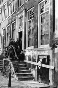 ME-ers op stoep van pand, Bestanddeelnr 931-0083