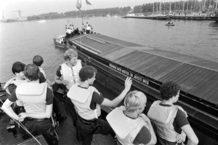 ME-ers zwaaien naar weggesleept schip, Bestanddeelnr 931-6251