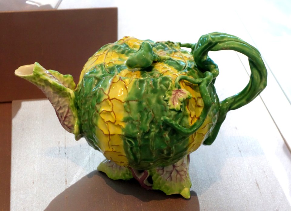 Melon teapot and cover, Longton Hall, c. 1756, soft-paste porcelain - California Palace of the Legion of Honor - DSC07630