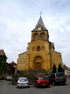 Melay (Saône-et-Loire, Fr), l'église avec son escalier