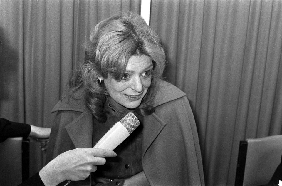 Melina Mercouri signeert boek I was born Greek in Bijenkorf Amsterdam, M Merc, Bestanddeelnr 925-2035