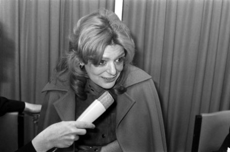 Melina Mercouri signeert boek I was born Greek in Bijenkorf Amsterdam, M Merc, Bestanddeelnr 925-2035