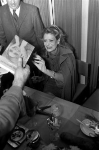 Melina Mercouri signeert boek I was born Greek in Bijenkorf Amsterdam, Bestanddeelnr 925-2037