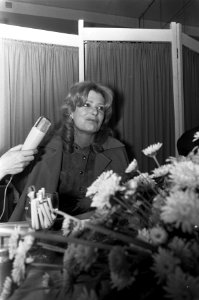 Melina Mercouri signeert boek I was born Greek in Bijenkorf Amsterdam, Bestanddeelnr 925-2036