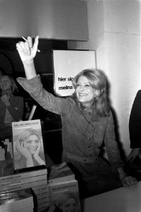 Melina Mercouri signeert boek I was born Greek in Bijenkorf Amsterdam, Melina , Bestanddeelnr 925-2032