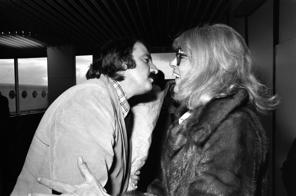 Melina Mercouri op Schiphol aangekomen Andre van der Louw (l) begroet Melina Me, Bestanddeelnr 927-5413