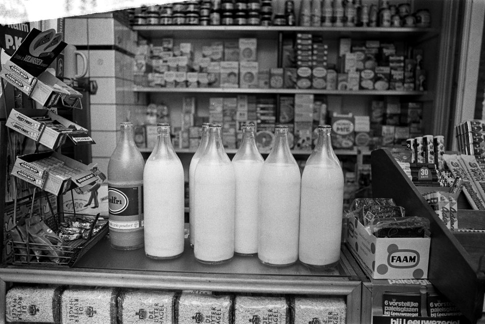 Melk hamsteren in melkwinkel in Amsterdam i.v.m. eventuele staking, Bestanddeelnr 926-3559