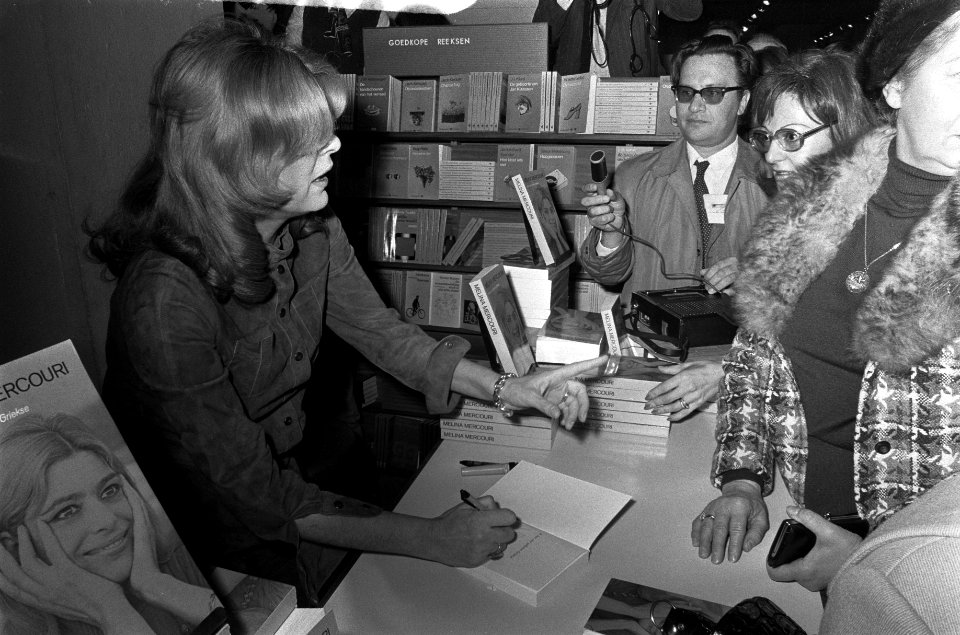 Melina Mercouri signeert boek I was born Greek in Bijenkorf Amsterdam, Bestanddeelnr 925-2038