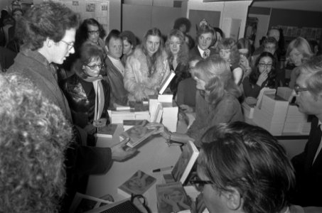 Melina Mercouri signeert boek I was born Greek in Bijenkorf Amsterdam, Bestanddeelnr 925-2034