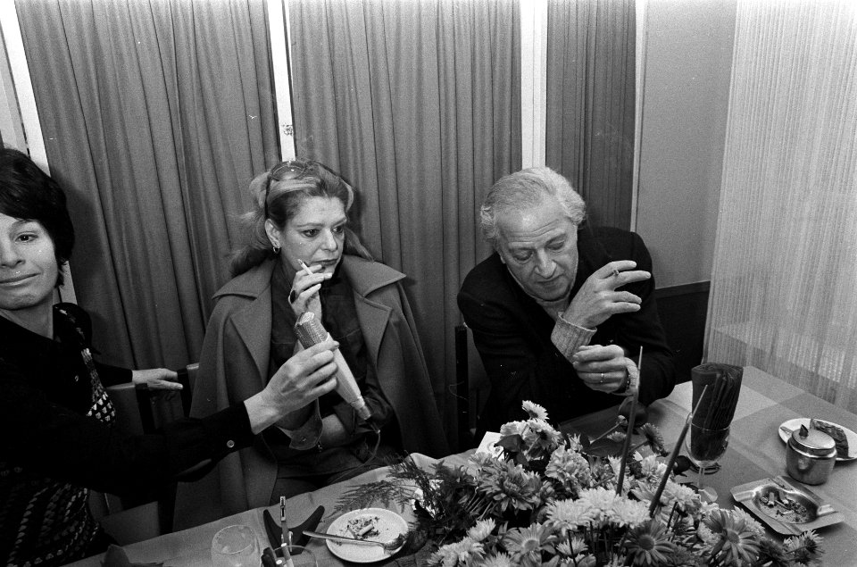 Melina Mercouri signeert boek I was born Greek in Bijenkorf Amsterdam, Melina , Bestanddeelnr 925-2033