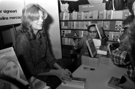 Melina Mercouri signeert boek I was born Greek in Bijenkorf Amsterdam, Bestanddeelnr 925-2039