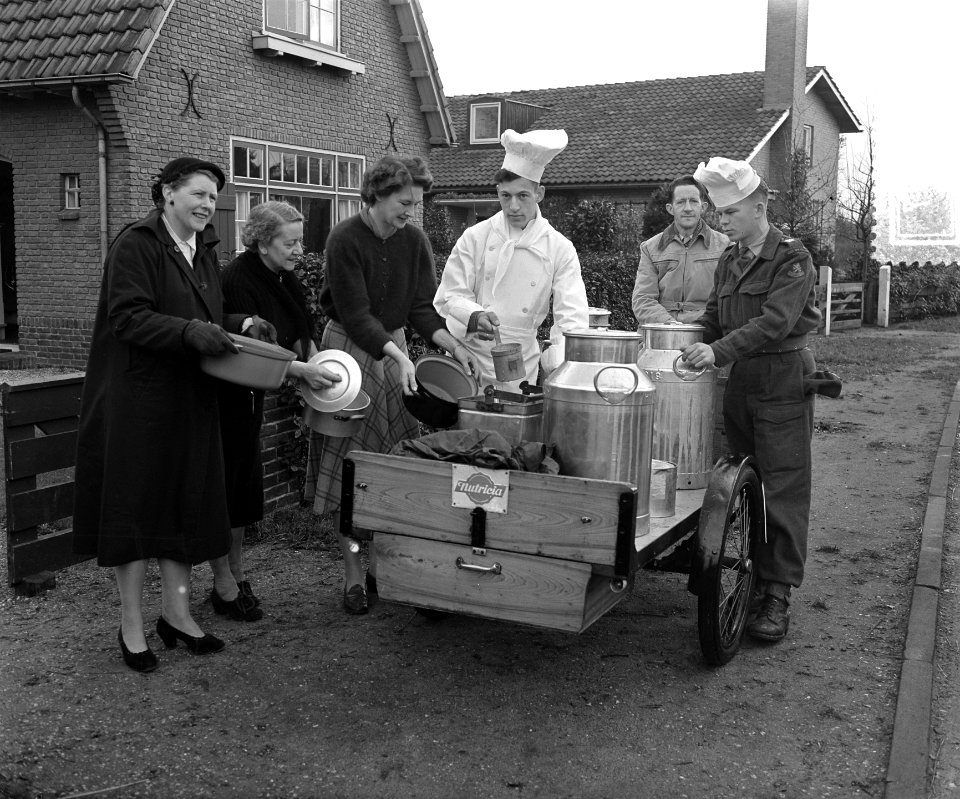 Melkboer verkoopt erwtensoep voor vluchtelingencomite, Bestanddeelnr 906-8607