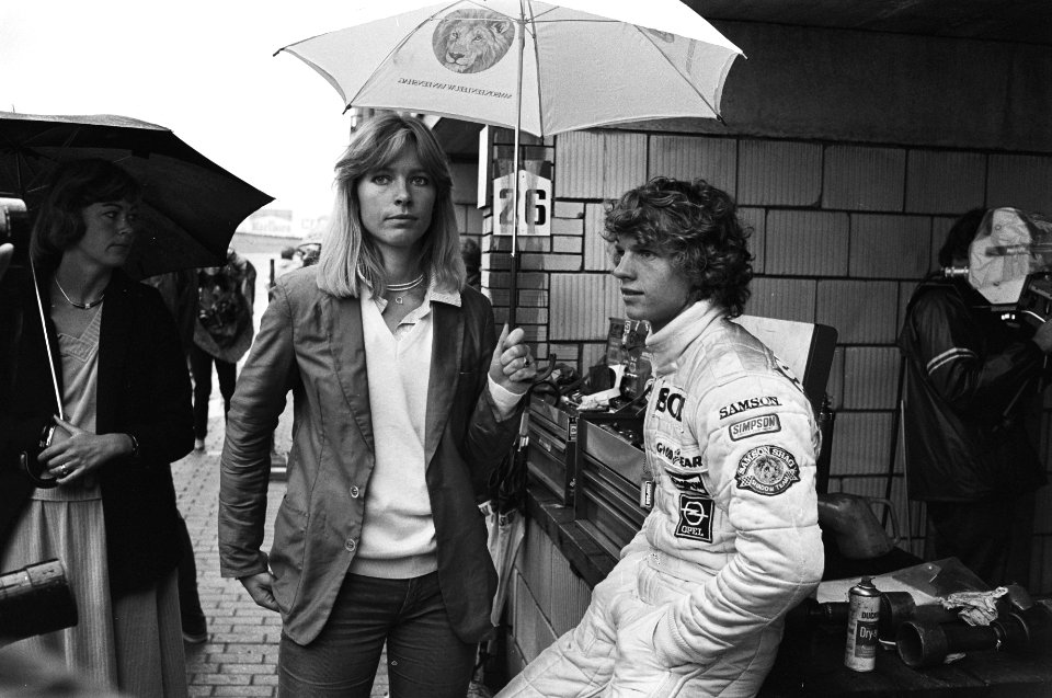 Meisje houdt paraplu boven het hoofd van Jan Lammers, Bestanddeelnr 930-4093