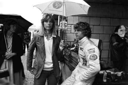 Meisje houdt paraplu boven het hoofd van Jan Lammers, Bestanddeelnr 930-4093