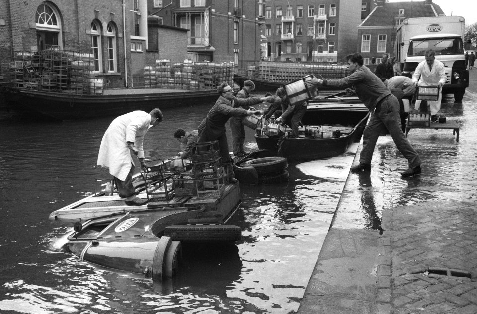 Melkauto schiet van de handrem in de Lijnbaansgracht, Bestanddeelnr 912-0642