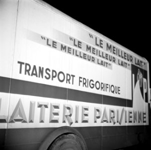 Melkfabriek de melk wordt vervoerd in de gekoelde vrachtwagen van Laiterie Pari, Bestanddeelnr 252-9458