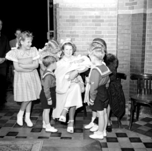Meisje houdt baby op de arm temidden van kinderen, Bestanddeelnr 255-8596