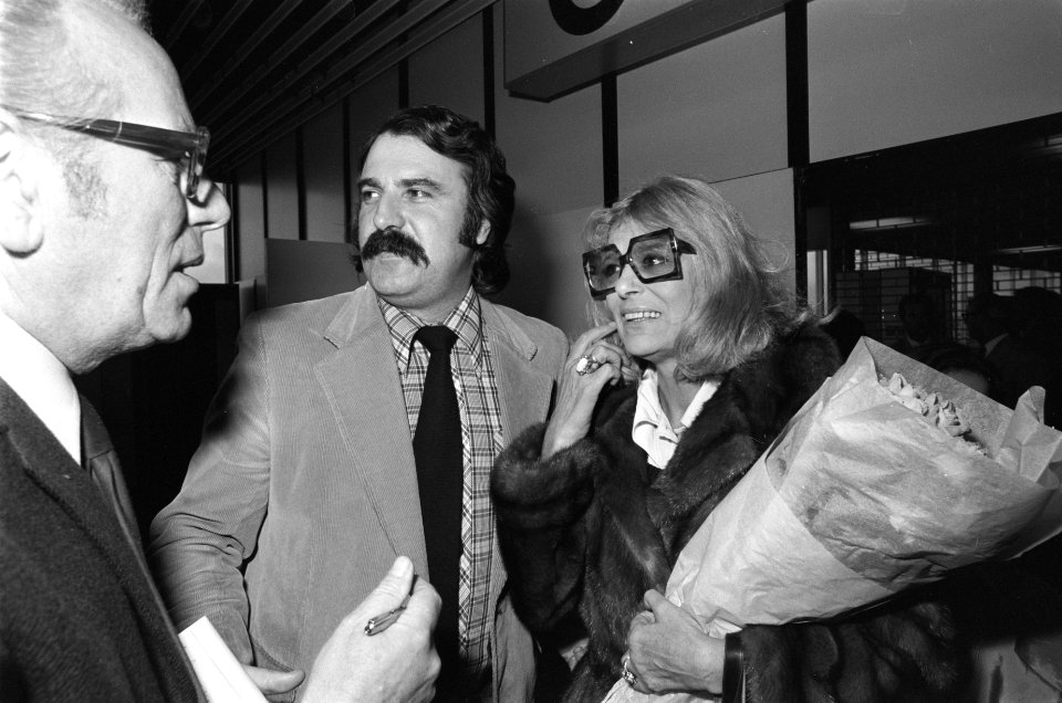 Melina Mercouri op Schiphol aangekomen Andre van der Louw (die haar afhaalde) (, Bestanddeelnr 927-5412