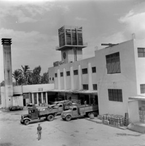 Melkbedrijf Tnuva van de vakbond Histadruth te Haifa. Arbeiders zijn bezig vrach, Bestanddeelnr 255-0212