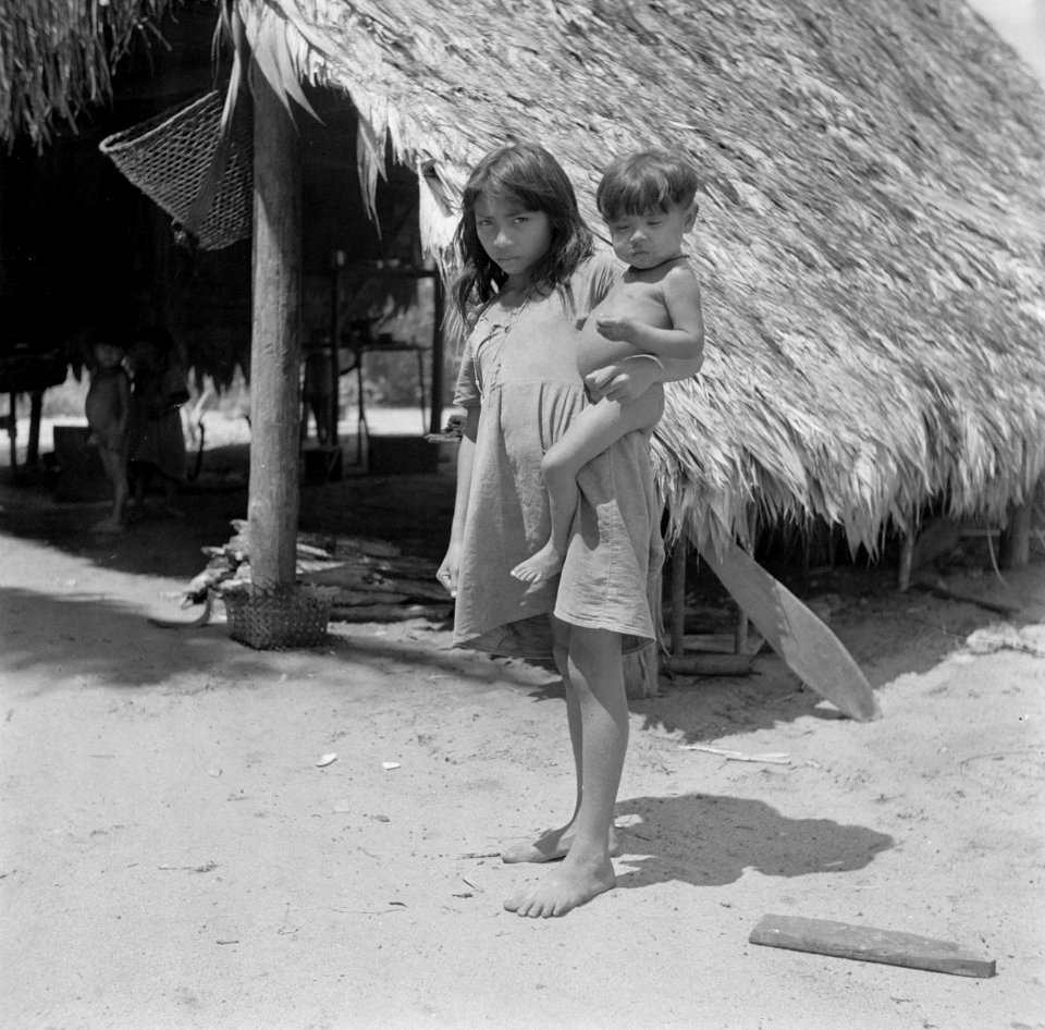 Meisje met baby in het indianendorp Pierrekondre in Suriname, Bestanddeelnr 252-6477